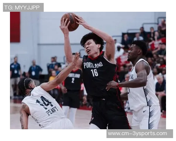 开拓者社区活动精彩瞬间杨瀚森与利拉德亲密互动回馈球迷 开拓者社区活动精彩瞬间杨瀚森与利拉德亲密互动回馈球迷